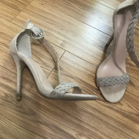 Size 7 Heels - Picture 4 of 5